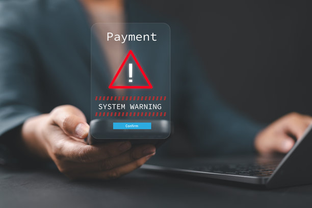 移动支付屏幕上的系统警告，提示数字欺诈，强调在线交易风险和财务谨慎。图片下载