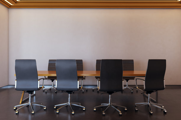 现代空置的公司会议室，室内空间配有时尚的黑色椅子和木制桌子，上方是装饰性吊灯。三维渲染。图片下载