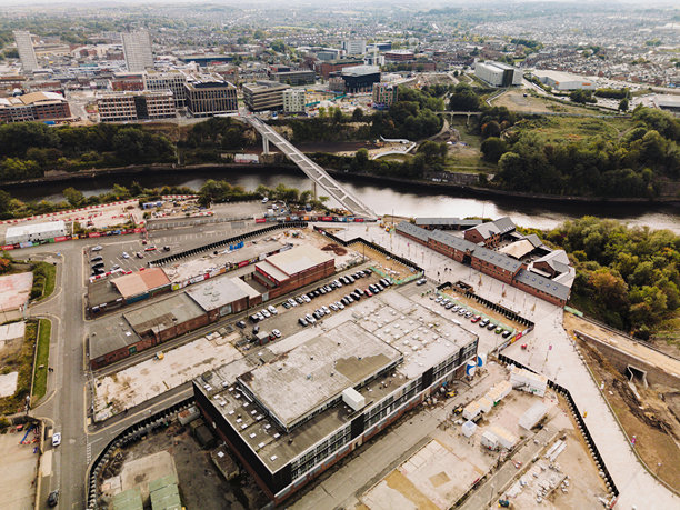 无人机拍摄的施工照片，展示了桑德兰光明球场附近正在建设中的新维尔河人行桥图片下载