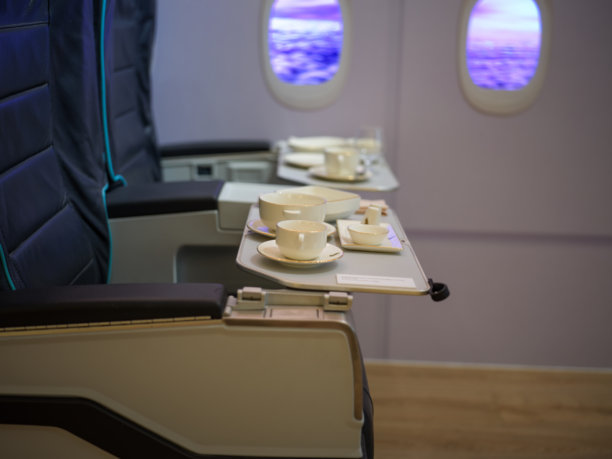 飞机客舱内的餐食和座位图片下载