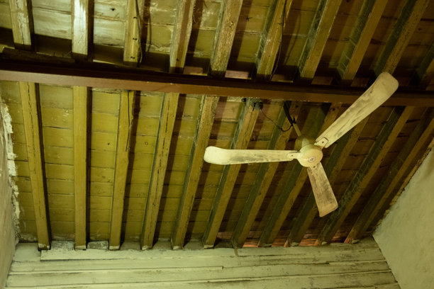 伊拉克巴士拉 - 2023年2月15日：巴士拉市历史悠久的房屋的阳台和窗户照片图片下载