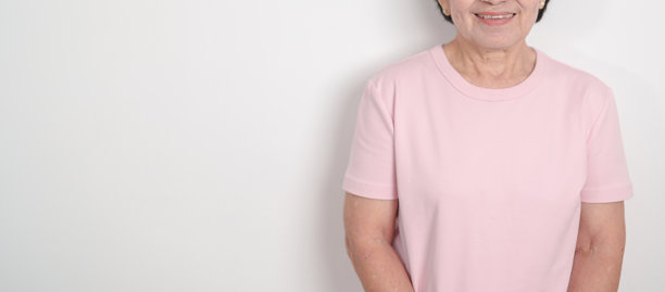 穿着粉色衬衫的老年女性，为粉红十月乳腺癌宣传月、五月女性健康、女性权利、赋权、三月国际妇女节、二月情人节、五月国际母亲节图片下载