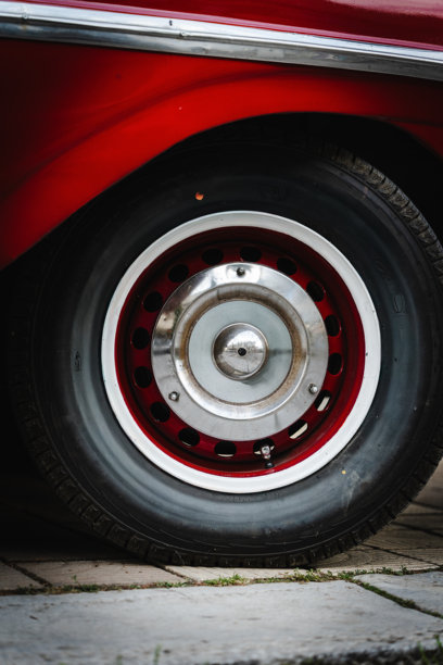 复古经典汽车轮毂和轮胎细节图片下载