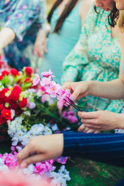 女性制作花艺的素材照片图片下载