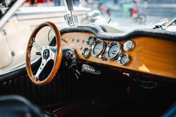 复古汽车驾驶舱特写，带有皮革和金属装饰图片下载