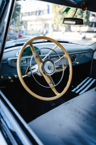 复古汽车驾驶舱细节视图，包含仪表盘和方向盘图片下载
