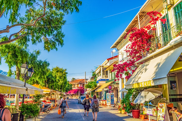 希腊莱夫卡达岛瓦西利基港商业街图片下载