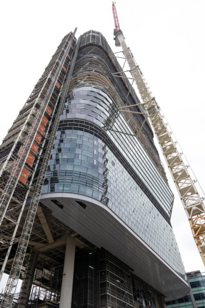 城市摩天大楼建设，白色背景，留有复制空间图片下载