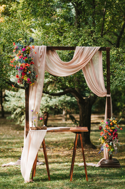 装饰着鲜花的精美婚礼拱门素材图片图片下载