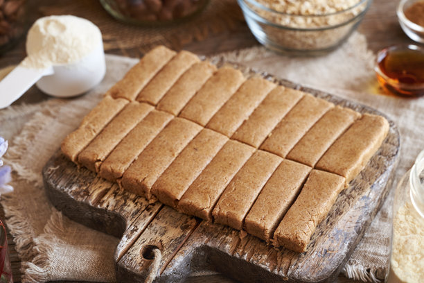 自制零食能量棒，由乳清蛋白粉、燕麦片、枫糖浆和坚果酱制成图片下载