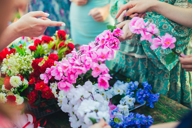 女性制作插花素材图片图片下载