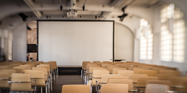 现代会议室，配有米色椅子和投影屏幕图片下载