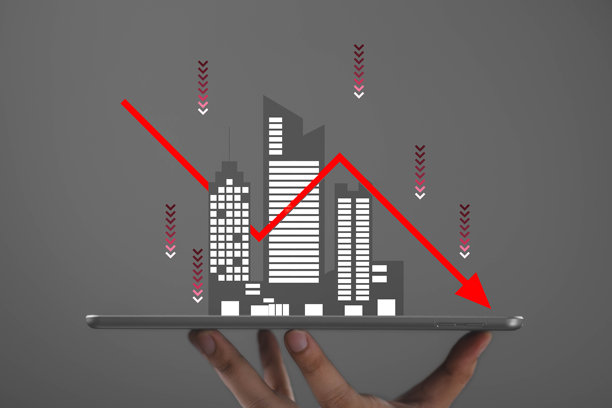 数字插画，展示平板电脑屏幕上代表经济衰退、金融危机、商业风险、经济衰退和全球市场下跌的下跌股票市场图表，背景为现代都市。图片下载