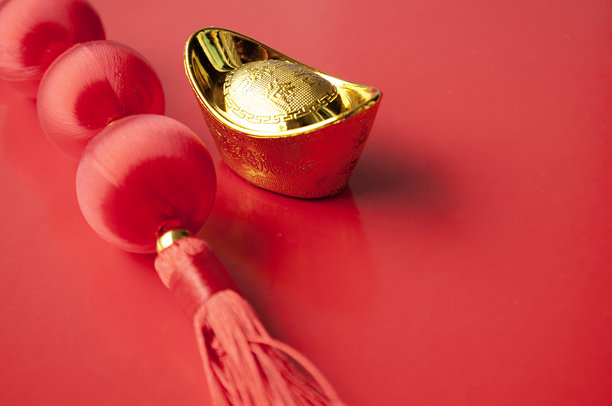 红色背景上的金色元宝，留有可定制的文字或祝福空间。图片下载