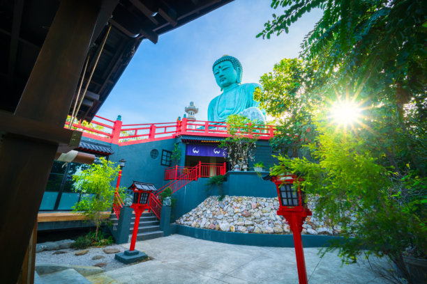泰国北部兰邦府湄塔市的帕塔特多伊帕昌寺（Wat Phra That Doi Phra Chan）的泥塑大佛（镰仓大佛），旅行，秘境泰国图片下载