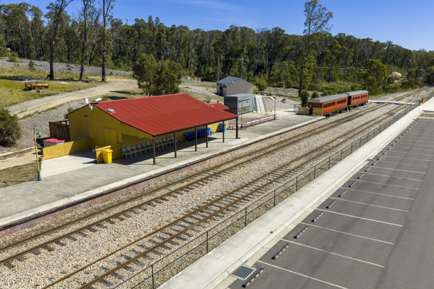 无人机拍摄的蓝山锯齿铁路车站照片图片下载