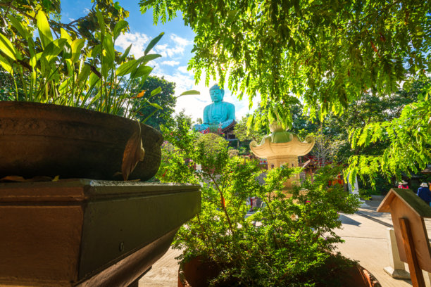 泰国北部兰邦府美Tha市Wat Phra That Doi Phra Chan的仿大佛（镰仓大佛）灰泥佛像，泰国未被发现的旅游景点图片下载