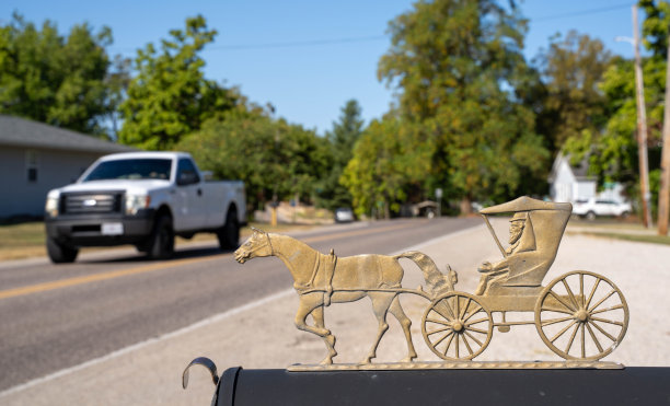 66号公路上的复古生锈加油泵和历史悠久的马车轮汽车旅招牌图片下载