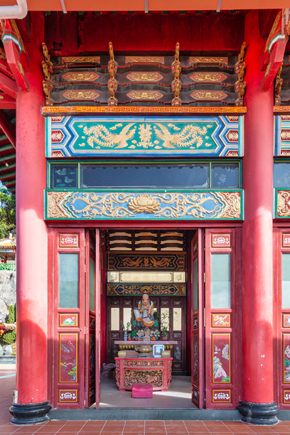 马来西亚彭亨州云顶高原的中国山洞寺庙入口，具有中国传统建筑和雕像。图片下载