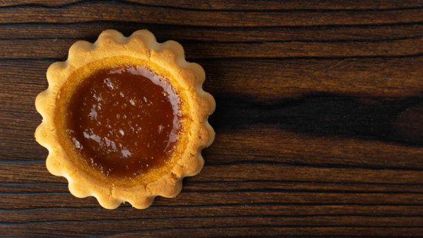 乡村木桌上的美味焦糖挞，是甜点灵感与美食设计的完美素材图片下载