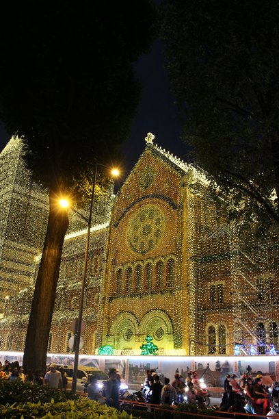 越南胡志明市圣母无原罪主教座堂（西贡圣母大教堂）夜晚的圣诞装饰照片，拍摄于2025年12月27日图片下载