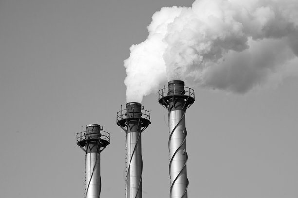 工厂烟囱冒烟的黑白照片图片下载