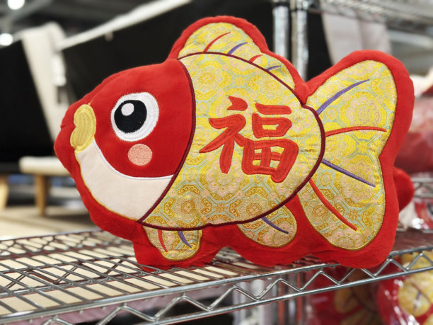 春节锦鲤玩偶，带有‘福’字吉祥图案图片下载