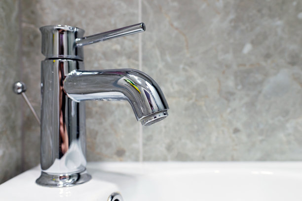 豪华镀铬浴室水龙头特写图片下载