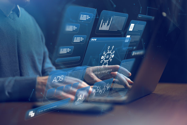 一名男子在工作区使用笔记本电脑在屏幕上访问数字数据和分析图片下载