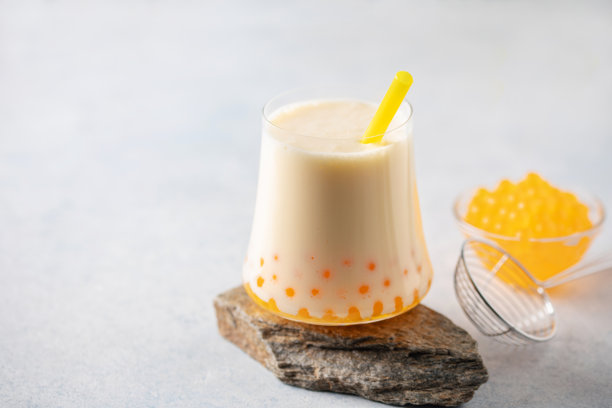 装在玻璃杯里的冰镇水果珍珠奶茶图片下载