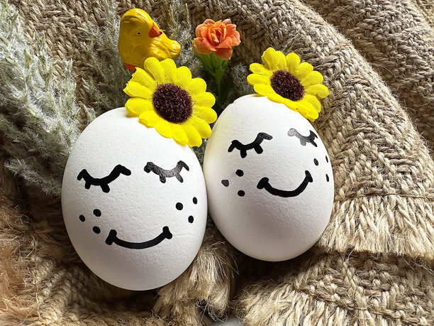 色彩缤纷的春季装饰，生动的复活节彩蛋手绘，周围环绕着春天的花朵和柔和的氛围图片下载