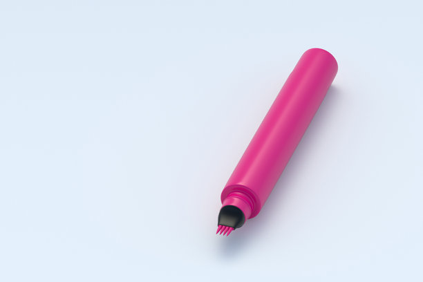 粉红色的唇部眼线笔，液体颜料在浅灰色背景上。眉笔。化妆品配件。现代眼线笔。复制空间。3D渲染图片下载