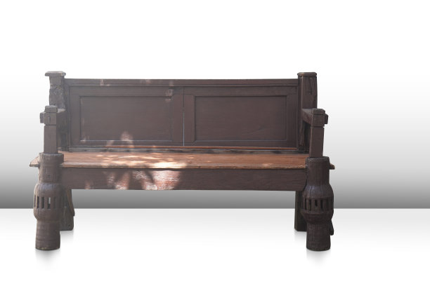 正面照，一张古老的棕色木椅，背景是渐变的灰白色墙壁、白色地板，孤立，物件，装饰，复古，复古，可复制空间图片下载