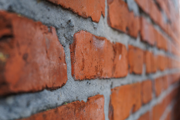 带裂纹和风化表面的旧红砖墙纹理特写，工业阁楼风格背景和建筑材料细节图片下载