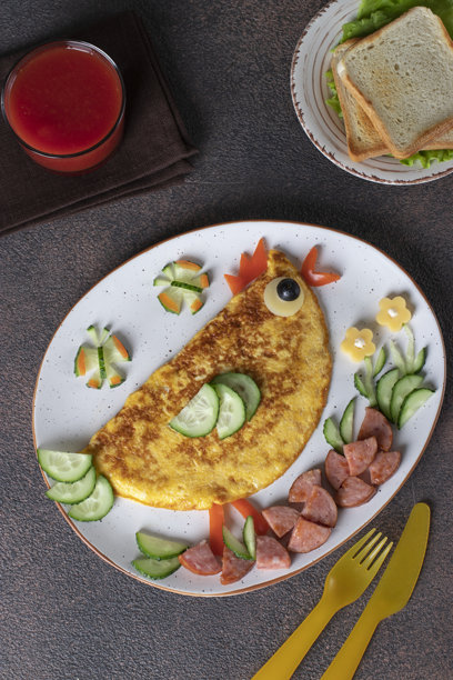 儿童早餐创意造型 - 用香肠、蔬菜、面包和番茄汁制作的趣味小鸡鸡蛋卷图片下载