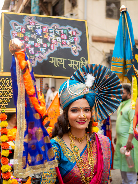 一位身着传统服饰的印度美女在孟买的古迪帕德瓦节（印度新年）庆典游行中骑着摩托车。图片下载