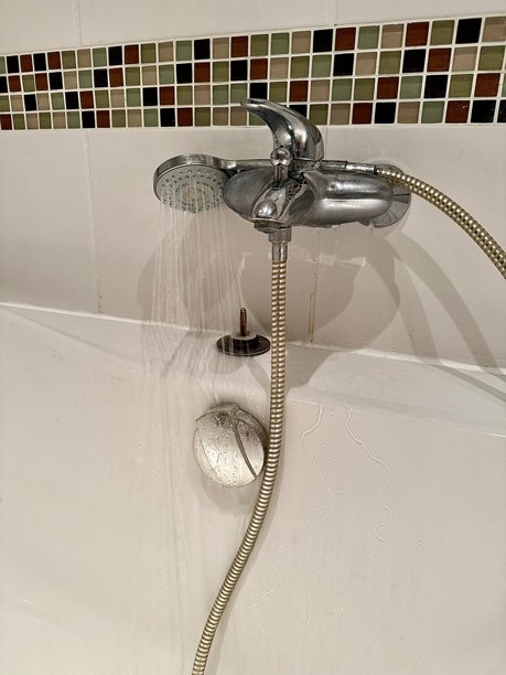 浴室漏水，水龙头或管道滴水。图片下载