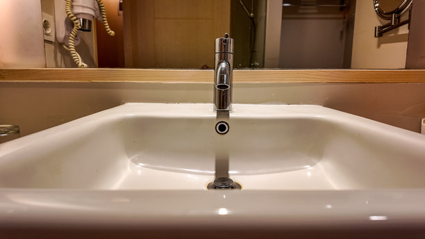 现代白色浴室水槽配铬水龙头图片下载