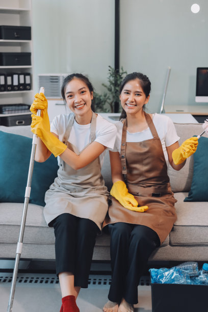 清洁工打扫空荡的办公空间图片下载