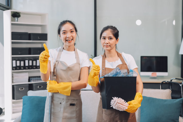 清洁工打扫空置的办公空间图片下载