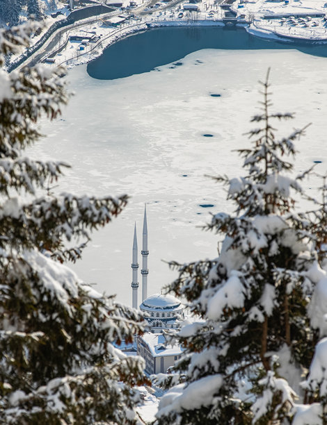 冬季乌尊戈尔湖航拍照片，黑海象征背景照片，土耳其特拉布宗恰伊卡拉图片下载