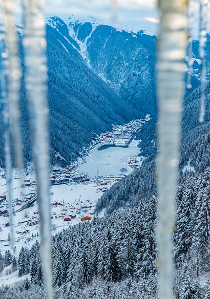 冬季的乌尊戈尔湖航拍照片，黑海地标背景，土耳其特拉布宗恰耶卡拉图片下载