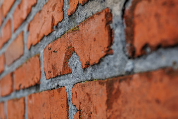 特写：老红砖墙纹理，带有裂缝和风化表面，工业阁楼风格背景及建筑材料细节图片下载