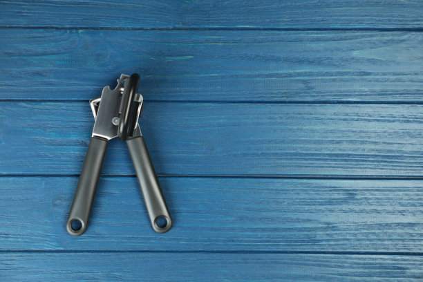 蓝色的木桌上的开罐器，俯视视角，留有文字空间图片下载