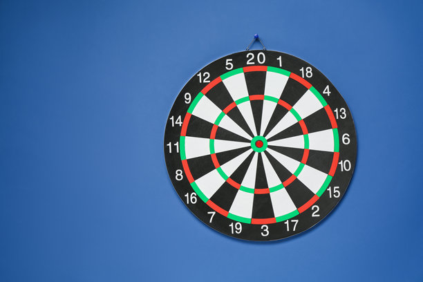 挂在蓝色墙壁上的飞镖靶，留有文字空间图片下载