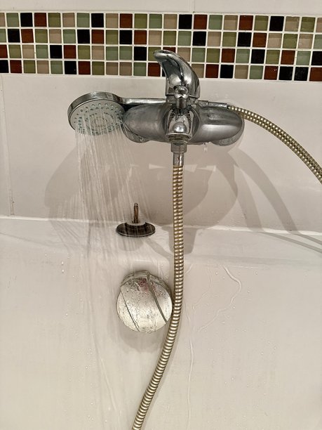 浴室漏水，水龙头或管道滴水。图片下载