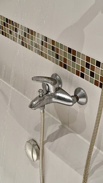 浴室漏水，水龙头或管道滴水图片下载