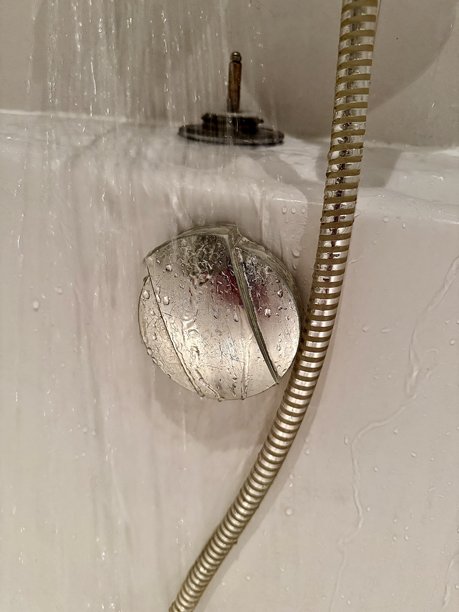 浴室漏水，水龙头或管道滴水图片下载