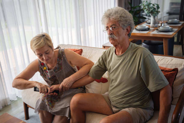 一对老年夫妇在争夺电视遥控器图片下载