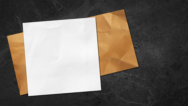 白色方形纸张空白模型，放在揉皱的棕色牛皮纸上，置于黑色石桌上，用于品牌展示、回收纸卡设计、艺术简约俯视布局、信头和标志展示。图片下载